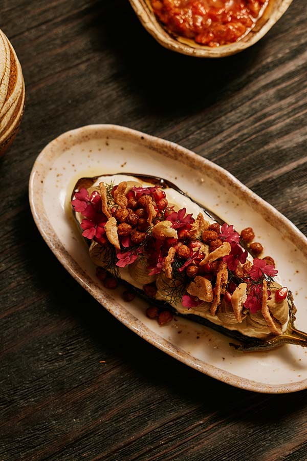 aubergines, grillée et rôties façon Baba Ganousch, grenade, pois et chiche grillé au paprika, stracciatella et fromage de brebis